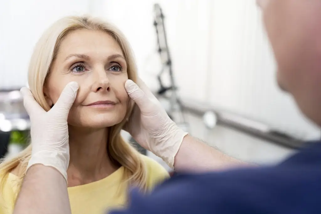 طبکاران-صتدلی عمل زیباییclose-up-doctor-checking-patient